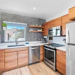 Walkable Dtph Studio W/ Pool And Parking