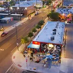 Walkable Dtph Studio W/ Pool And Parking