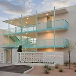 Walkable Dtph Studio W/ Pool And Parking