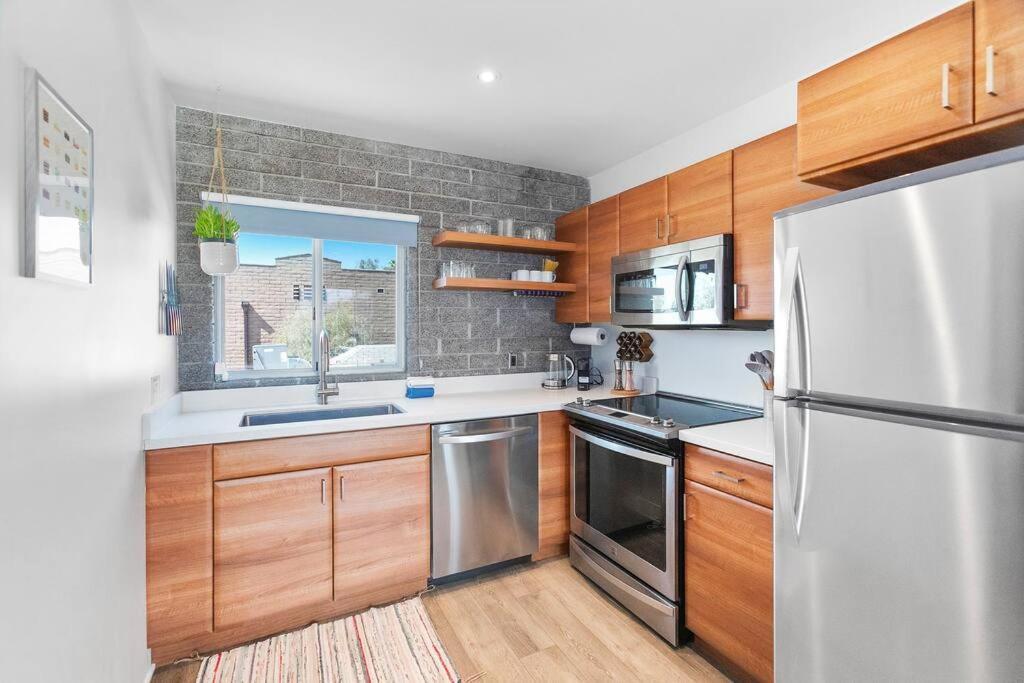 Apartment Walkable Dtph W/ Pool And Parking *