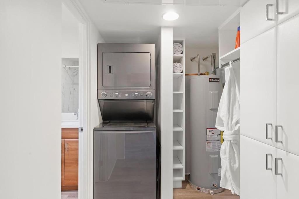 Walkable Dtph W/ Pool And Parking Apartment