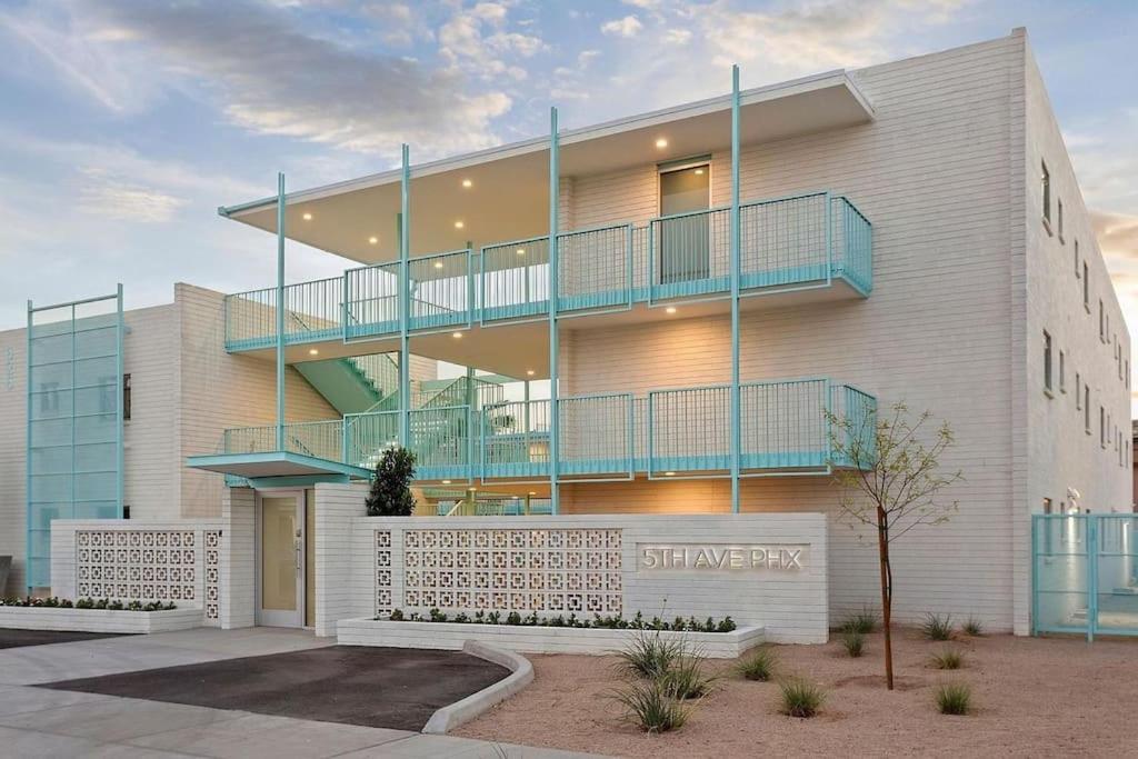Apartment Walkable Dtph W/ Pool And Parking