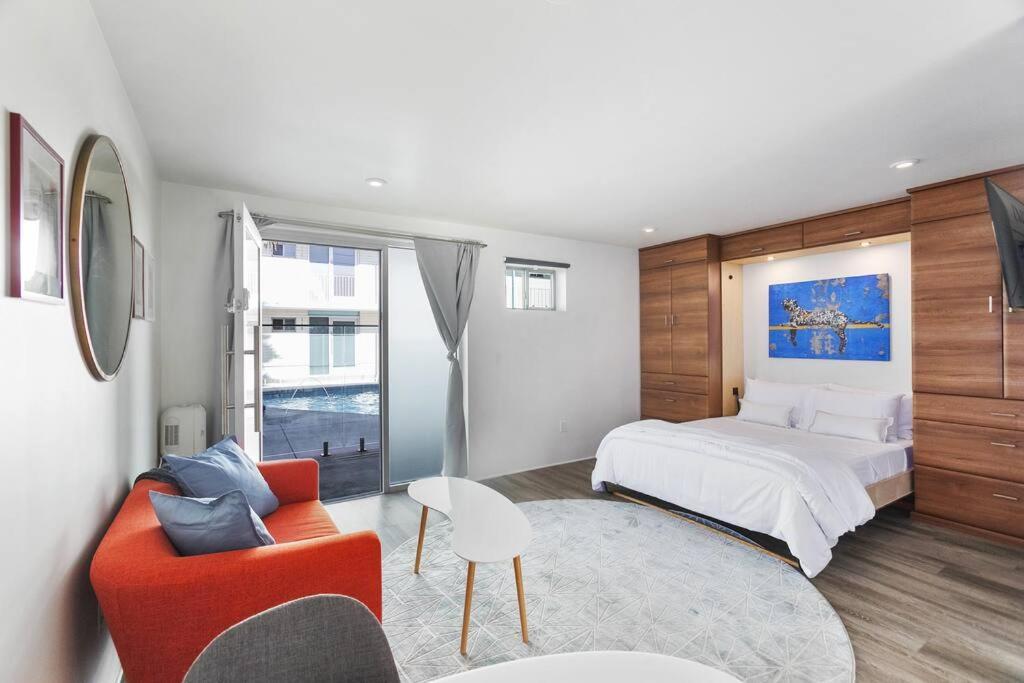 Walkable Dtph W/ Pool And Parking Apartment