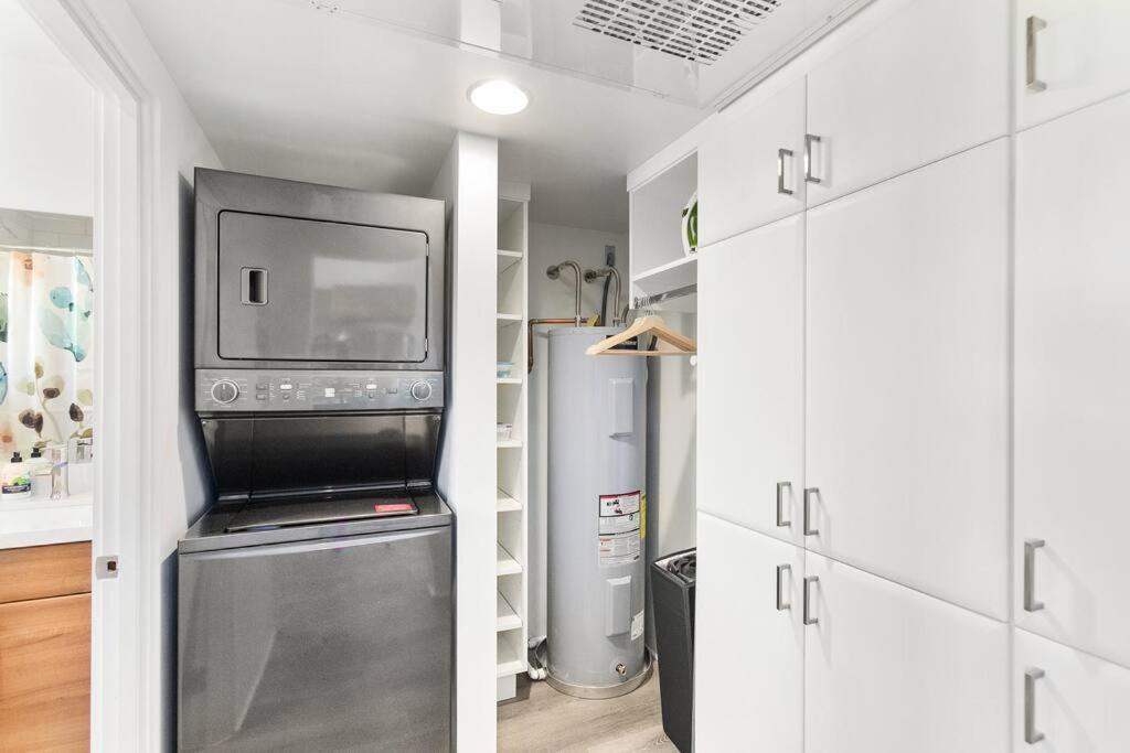 Walkable Dtph W/ Pool And Parking Apartment