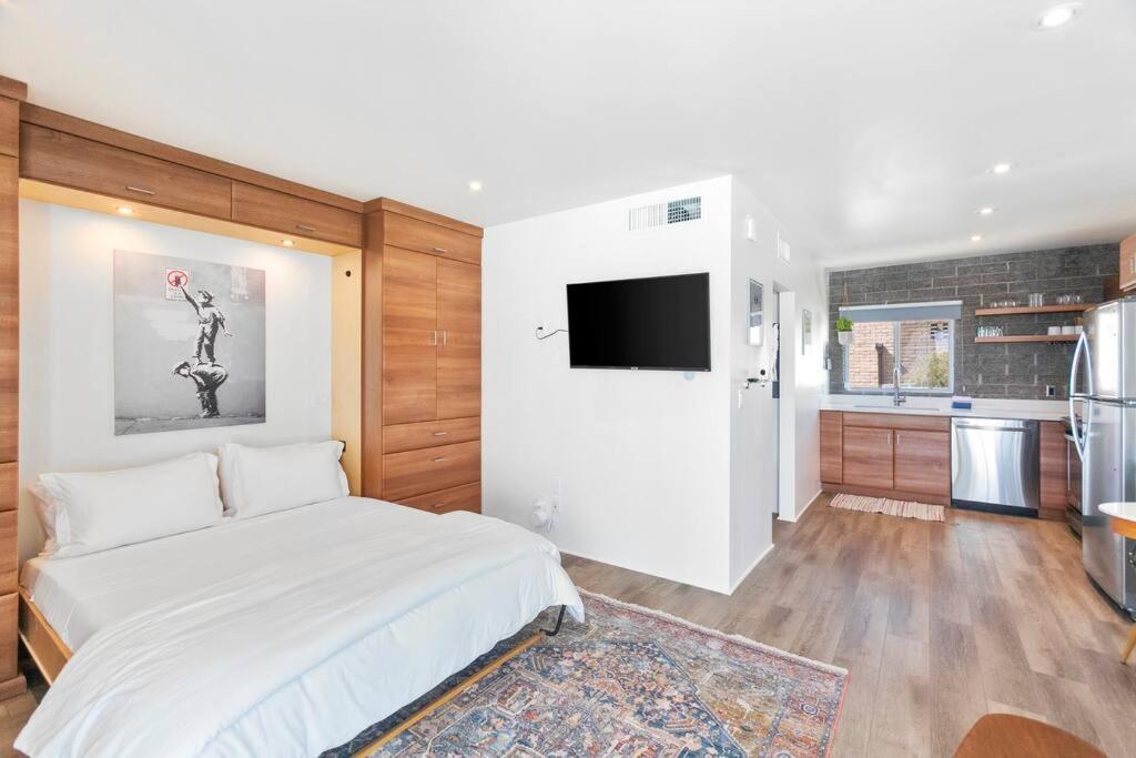 Walkable Dtph W/ Pool And Parking Apartment *